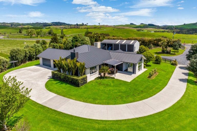 Photo of property in 890 Findlay Road, Pukorokoro / Miranda, Miranda, 2473