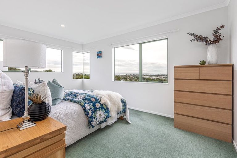 Photo of property in 2/555 Glenfield Road, Glenfield, Auckland, 0629