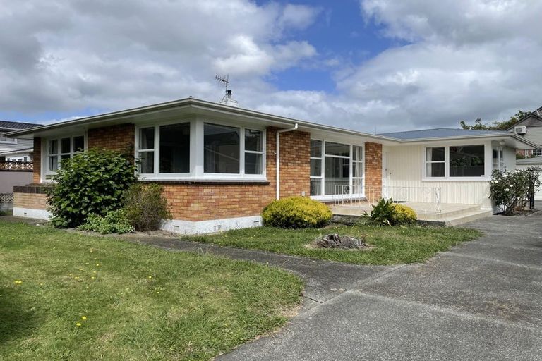 Photo of property in 76 Wikiriwhi Crescent, Awapuni, Palmerston North, 4412