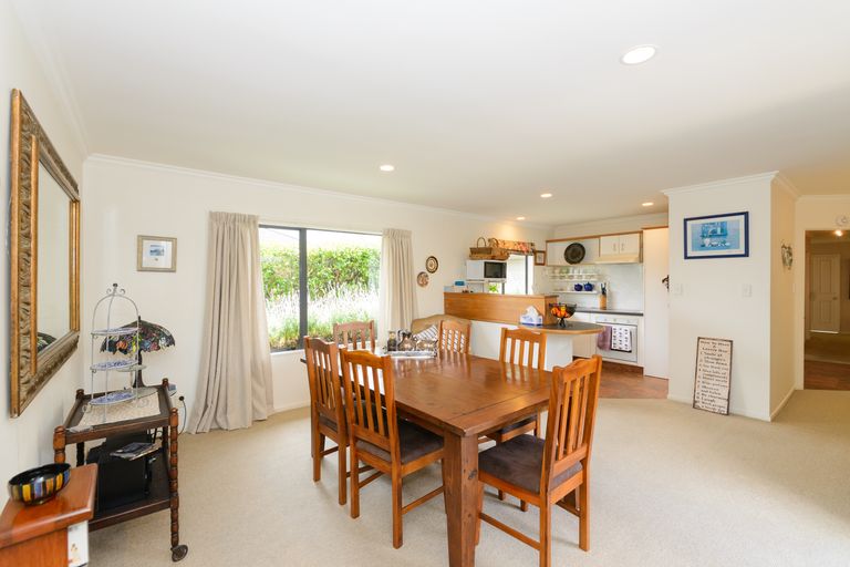 Photo of property in 24 Greenwood Place, Fitzherbert, Palmerston North, 4410