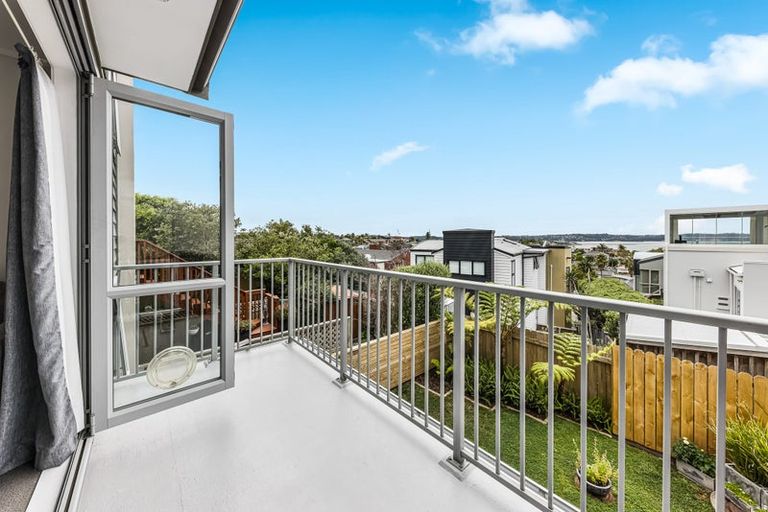 Photo of property in 2/143a Wiseley Road, West Harbour, Auckland, 0618