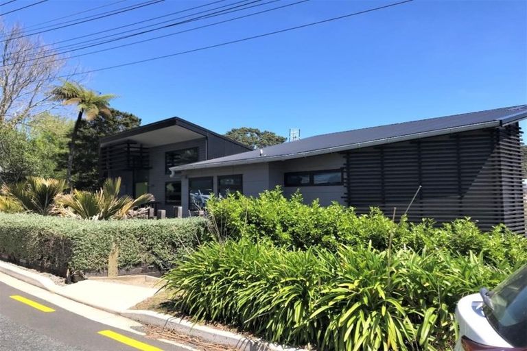 Photo of property in 16 Ridge Lane, New Plymouth, 4310