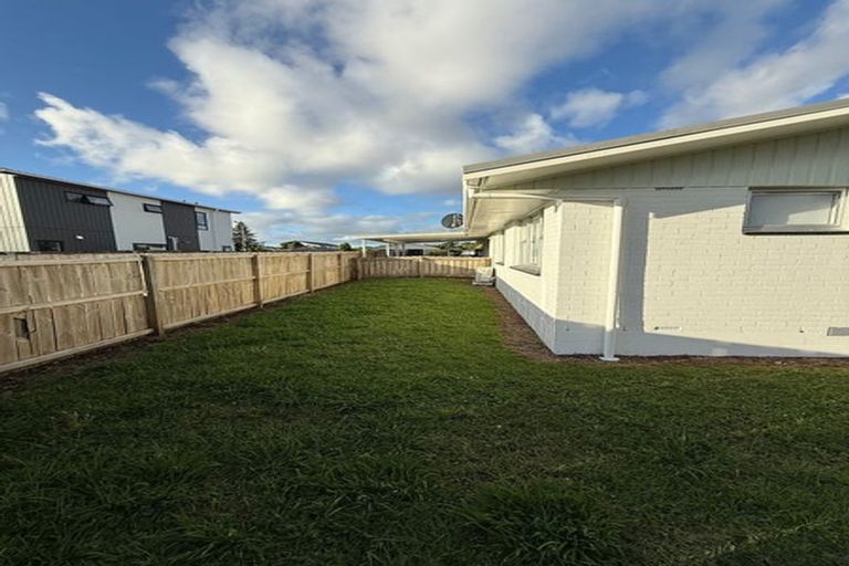 Photo of property in 11 Blanes Road, Weymouth, Auckland, 2103