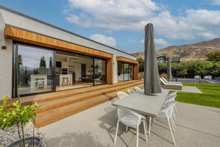 Photo of property in 16 Sapphire Spring Rise, Wanaka, 9305