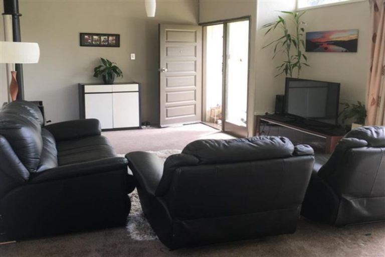 Photo of property in 16 Orton Street, Glenfield, Auckland, 0627