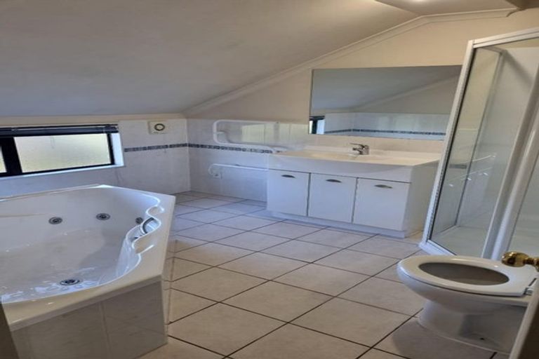 Photo of property in 3/102 Greenhithe Road, Greenhithe, Auckland, 0632