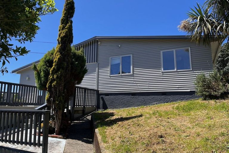 Photo of property in 32 Hollies Crescent, Johnsonville, Wellington, 6037