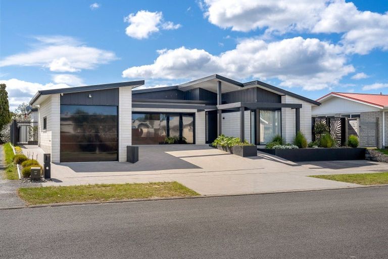 Photo of property in 121 Charleston Avenue, Whangamata, 3620