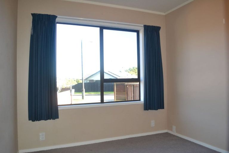 Photo of property in 1/52 Guadeloupe Crescent, Grenada Village, Wellington, 6037