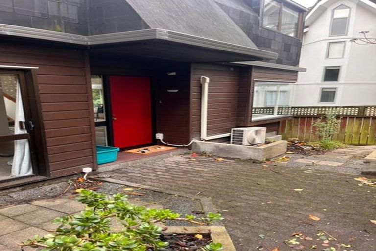 Photo of property in 2/27 Macdonald Crescent, Te Aro, Wellington, 6011