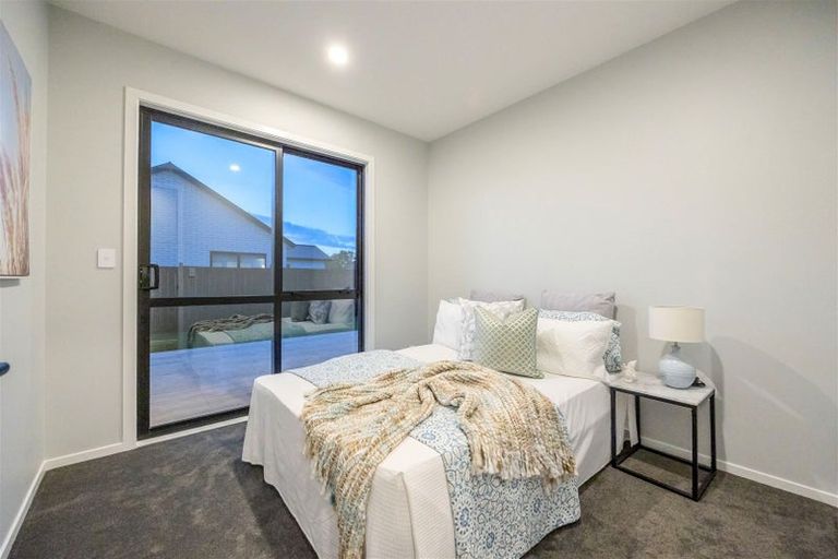 Photo of property in 18 Madden Avenue, Kumeu, 0810