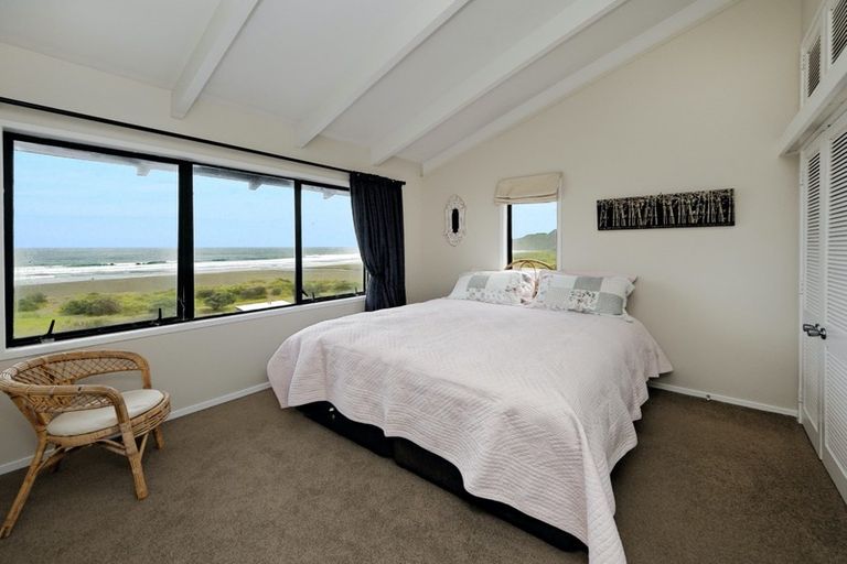 Photo of property in 101 Marine Parade North, Piha, New Lynn, 0772