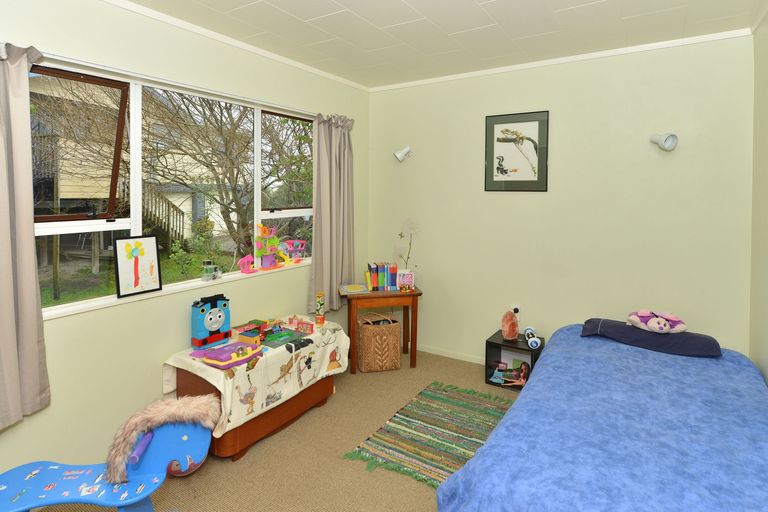 Photo of property in 1 Curlew Place, One Tree Point, 0118
