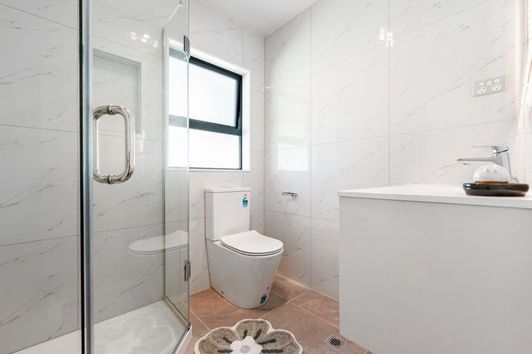 Photo of property in 15c Renata Crescent, Te Atatu Peninsula, Auckland, 0610