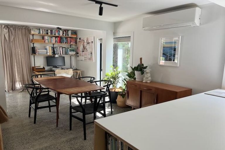 Photo of property in 2 Ravenwood Drive, Forrest Hill, Auckland, 0620