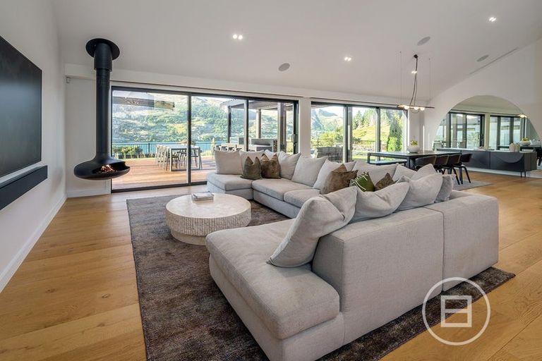 Photo of property in 5 Red Deer Rise, Kelvin Heights, Queenstown, 9300