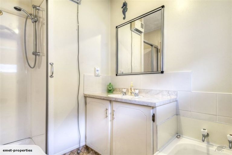 Photo of property in 16 Lannie Place, Greenmeadows, Napier, 4112