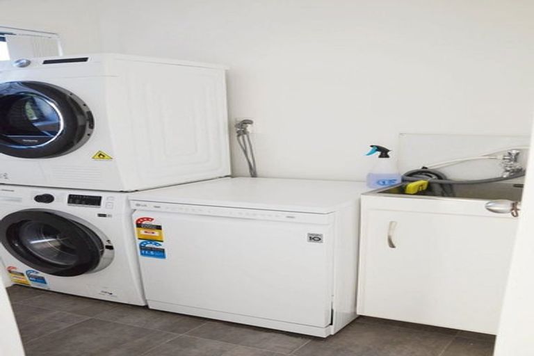 Photo of property in 2 Sheehan Road, Te Atatu South, Auckland, 0610