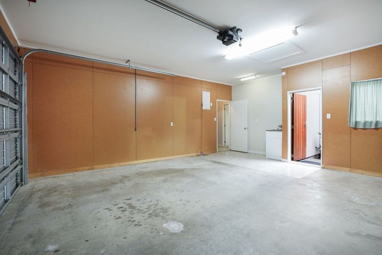 Photo of property in 18 Cloake Way, Palmerston North, 4414