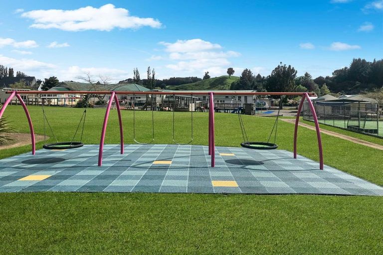 Photo of property in 20 Paraekaretu Street, Hunterville, 4730