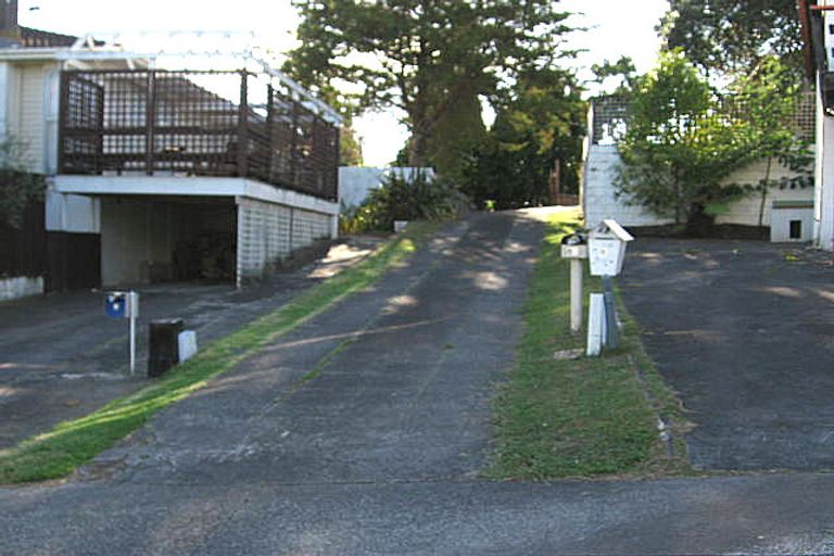 Photo of property in 8 Halcombe Place, Green Bay, Auckland, 0604