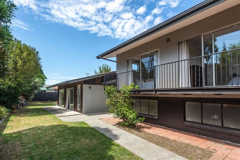 Photo of property in 32 Ambleside Drive, Burnside, Christchurch, 8053