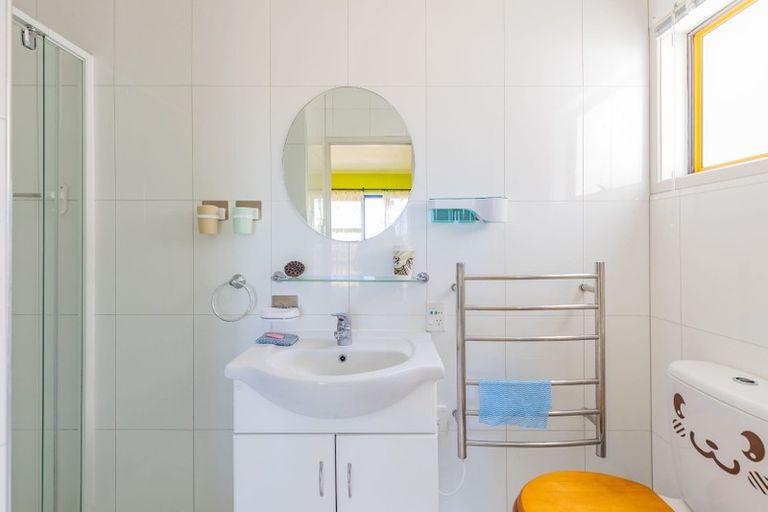 Photo of property in 5 Noeleen Street, Glenfield, Auckland, 0629