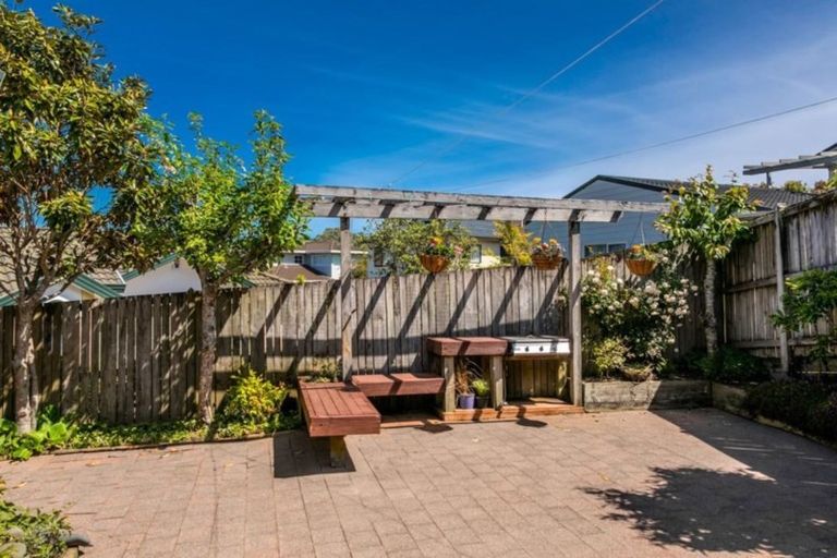 Photo of property in 17b Bernleigh Terrace, West Harbour, Auckland, 0618