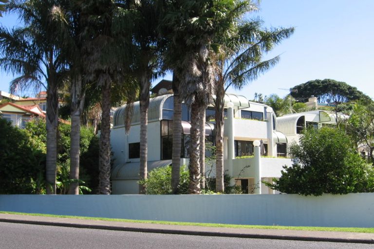 Photo of property in 1/1 Valley Road, Northcote, Auckland, 0626