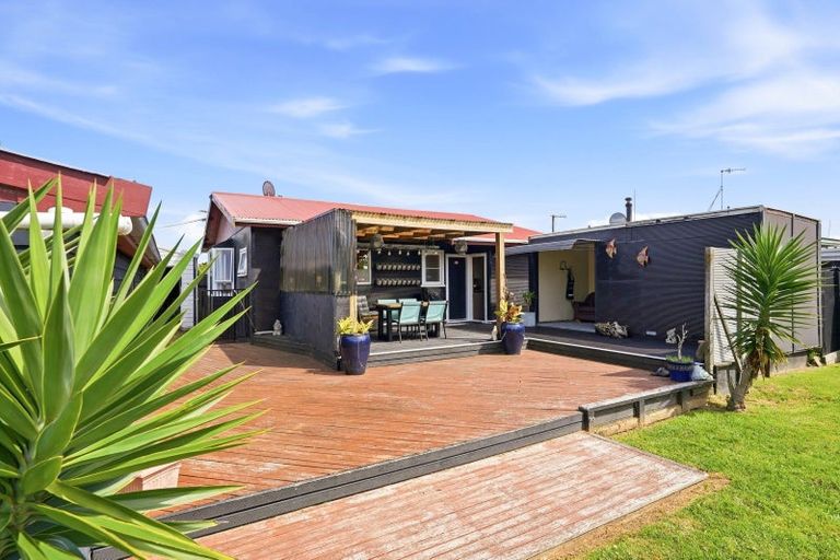 Photo of property in 10 Andresen Street, Foxton Beach, Foxton, 4815