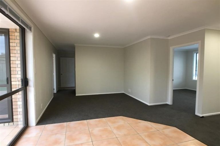 Photo of property in 10 Mt Lebanon Crescent, The Gardens, Auckland, 2105