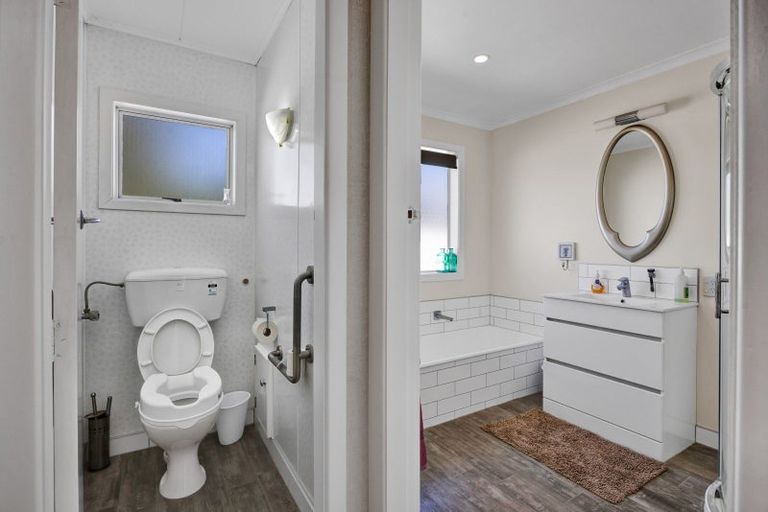 Photo of property in 8 Mahoe Street, Strandon, New Plymouth, 4312