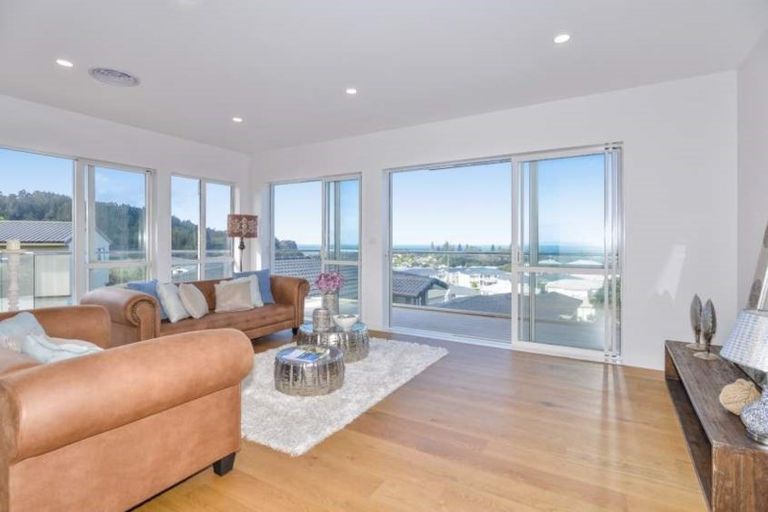 Photo of property in 32 Ngahere Views, Orewa, 0931