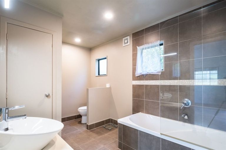 Photo of property in 87 Tawa Road, Kumeu, 0891