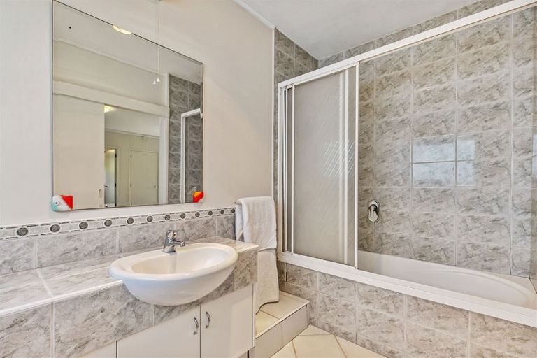 Photo of property in 73a Island Bay Road, Beach Haven, Auckland, 0626