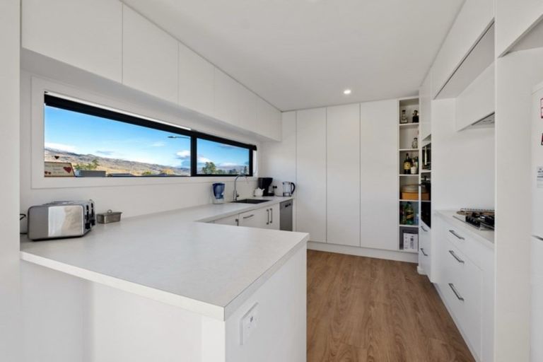 Photo of property in 33 Stratford Drive, Mount Pisa, Cromwell, 9383