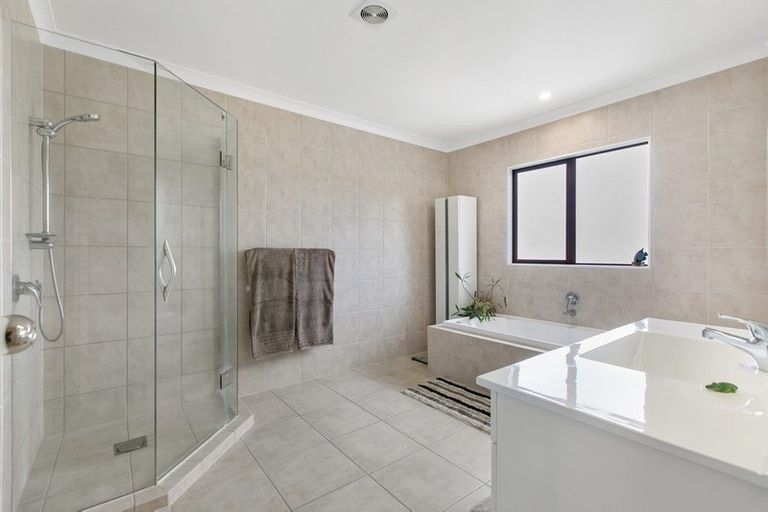 Photo of property in 13 Onemana Way, Te Atatu Peninsula, Auckland, 0610