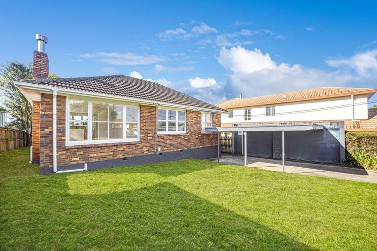 Photo of property in 194 Chivalry Road, Glenfield, Auckland, 0629