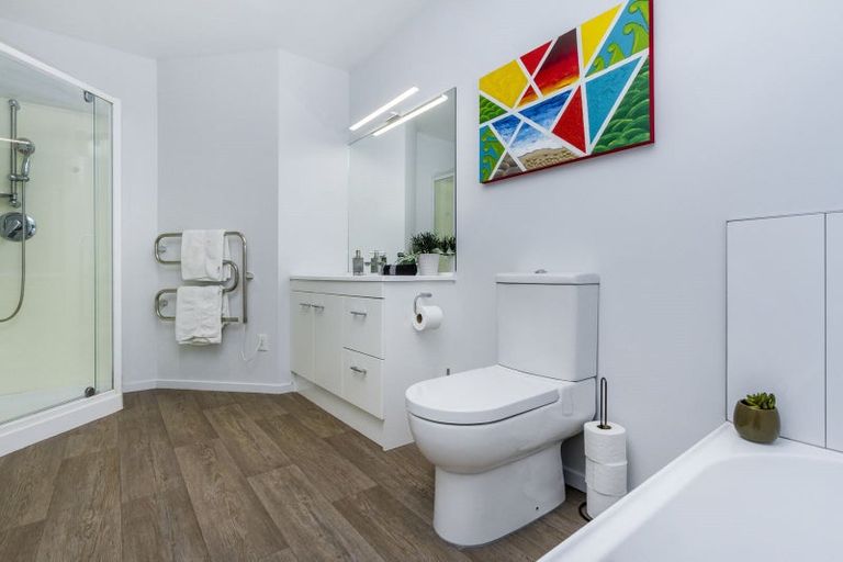 Photo of property in 2/133 Carlisle Road, Northcross, Auckland, 0632