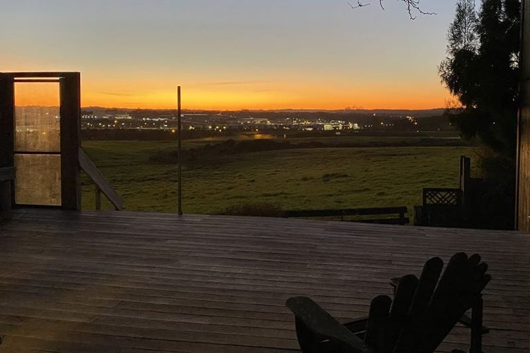 Photo of property in 8 Hobsonville Road, West Harbour, Auckland, 0618