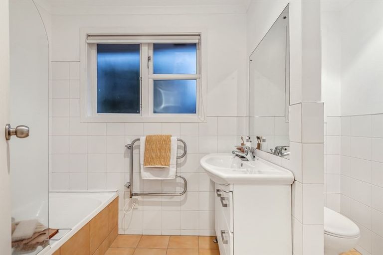 Photo of property in 4 Nutsey Avenue, Northcote, Auckland, 0627