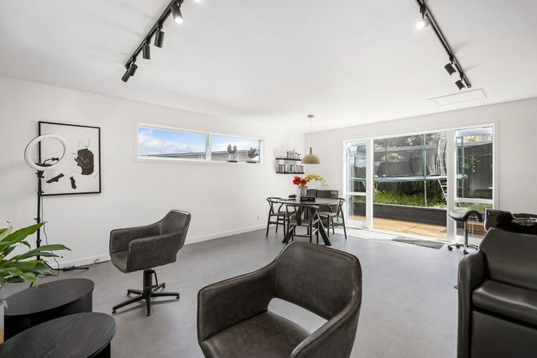 Photo of property in 904 East Coast Road, Northcross, Auckland, 0630