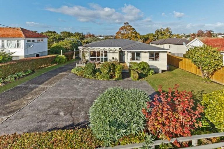 Photo of property in 65 Pupuke Road, Birkenhead, Auckland, 0627