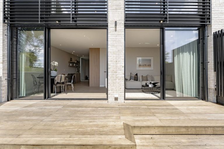 Photo of property in 21d Arahia Street, Northcote, Auckland, 0627