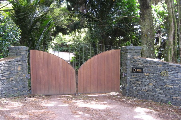 Photo of property in 451 Scenic Drive, Waiatarua, Auckland, 0612