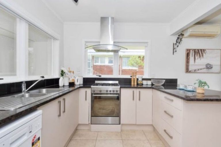 Photo of property in 1/35 Shakespeare Road, Milford, Auckland, 0620