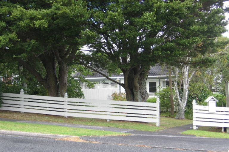 Photo of property in 1/6 Marsh Avenue, Forrest Hill, Auckland, 0620