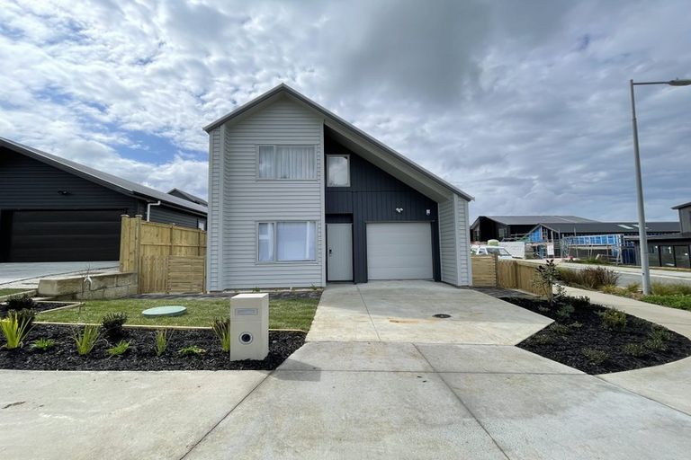 Photo of property in 17 Paparahi Place, Wainui, 0992