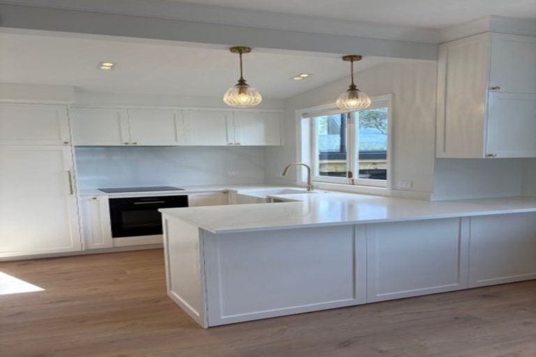 Photo of property in 43a Pohutukawa Avenue, Red Beach, 0932