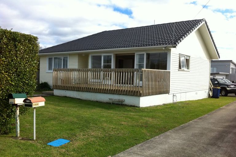 Photo of property in 868 East Coast Road, Northcross, Auckland, 0630